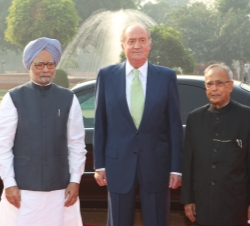 Don Juan Carlos acompañado por el Presidente de la República de la India, Pranab Mukherjee, y el Primer Ministro de la República de la India, Manmohan