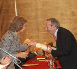 Su Majestad la Reina entrega el Premio de Investigación Médica a Jesús Egido