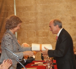 Doña Sofía le entrega el galardón en Investigación Básica a Nazario Martín León