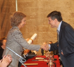 Su Majestad entrega el premio en Economía a Manuel Arellano González