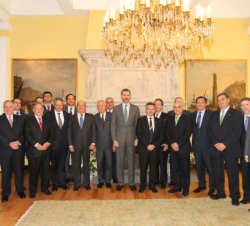 Don Felipe acompañado por los representantes de las grandes empresas españolas asentadas en México