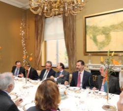 El Príncipe durante el almuerzo con personaliddes de la sociedad mexicana