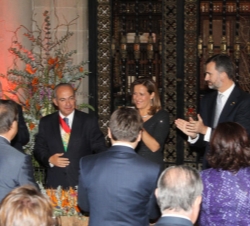 Don Felipe aplaude tras las palabras dirigidas por el Presidente Felipe Calderón en la cena