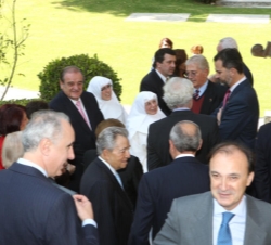 El Príncipe de Asturias durante el encuentro con los representantes de la colectividad española