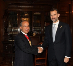 Su Alteza Real el Príncipe de Asturias y el Presidente Felipe Calderón se saludan en el Despacho Presidencial del Palacio Nacional
