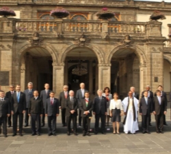 Fotografía de grupo con altos dignatarios asistentes a la toma de posesión en el Castillo de Chapultepec