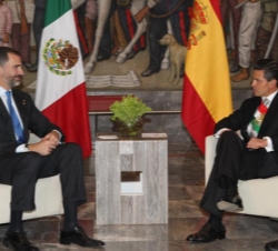 El Príncipe de Asturias y el Presidente de los Estados Unidos Mexicanos, Enrique Peña, durante el encuentro mantenido en el Castillo de Chapultepec