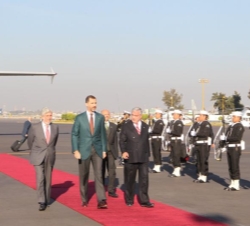 Su Alteza Real a su llegada a Ciudad de México junto al embajador de España, Manuel Alabart y el director general para Europa de la Secretaría de Rela