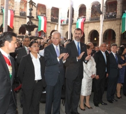 Don Felipe aplaude a la entrada al patio central del Palacio Nacional de Enrique Peña para su toma de posesión