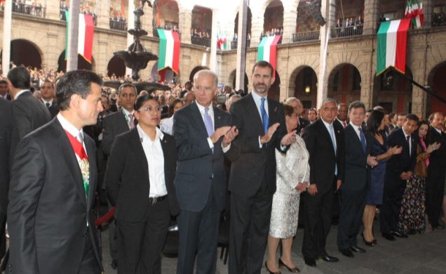 Don Felipe aplaude a la entrada al patio central del Palacio Nacional de Enrique Peña para su toma de posesión
