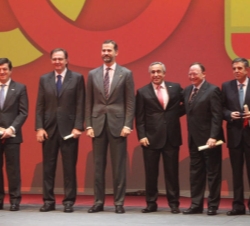 El Príncipe de Asturias acompañado por los secretarios generales del COE, y por el presidente del Comité Olímpico Español