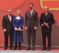 Don Felipe acompañado por los miembros más antiguos del COE, Victoria Ibarra y Conrado Durántez, y el presidente del Comité Olímpico Español