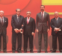 Su Alteza Real el Príncipe de Asturias acompañado por el presidente y antiguos presidentes del COE