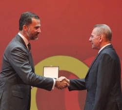 El Príncipe de Asturias entrega al presidente del Comité Olímpico Internacional, Jacques Rogge, la Orden Olímpica de Oro