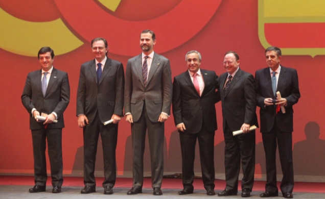 El Príncipe de Asturias acompañado por los secretarios generales del COE, y por el presidente del Comité Olímpico Español