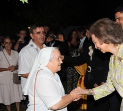Doña Sofía recibe el saludo de una monja durante la recepción a la colectividad española