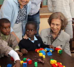 Doña Sofía durante su visita a las instalaciones del orfanato "Casa do Gaiato"