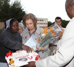 Doña Sofía recibe unos regalos a su llegada a la Escuela María Auxiliadora de Namaacha