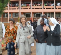 La Reina durante su visita a las instalaciones de la Escuela María Auxiliadora de Namaacha