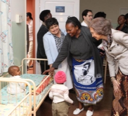 la Reina durante su visita a las instalaciones del Centro de Salud en el distrito de Namaacha
