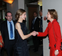 La Princesa recibe el saludo de la directora de gestión de la Fundación Luca de Tena, María Victorial Barandiarán, en presencia de la secretaria de Es
