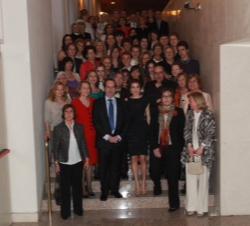 La Princesa de Asturias, con las personalidades asistentes, los miembros de la Fundación Luca de Tena y familias de la prensa que han recibido la ayud