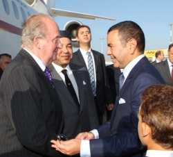 Su Majestad el Rey saluda al Príncipe Mulay Rachid a su llegada al aeropuerto de Rabat-Salé