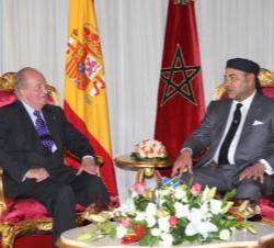 Su Majestad el Rey y Su Majestad Mohammed VI durante la conversación mantenida entre los dos monarcas en el Salón de Honor del aeropuerto