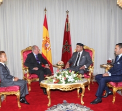 Su Majestad el Rey y Su Majestad Mohammed VI acompañados por el Príncipe Heredero Mulay Hassan y el Príncipe Mulay Rachid en el Salón de Honor del aer