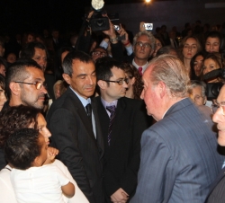 Don Juan Carlos conversa con varios padres españoles afectados por la paralización de adopciones de niños marroquíes, durante la recepción a la coloni