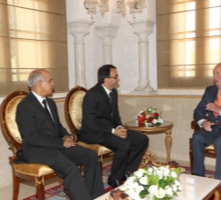 Su Majestad el Rey conversa con Karim Ghelab, presidente de la Cámara de Representantes del Reino de Marruecos, y Mohammed Cheikh Biadillah, president