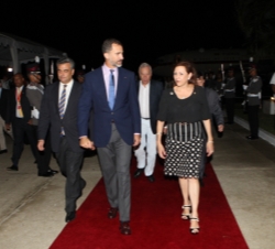 El Príncipe de Asturias junto a la viceministra encargada de Relaciones Exteriores de la República de Panamá, Mayra Arosemena, a su llegada al Aeropue