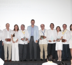 El Príncipe de Asturias junto a los galardonados con los Premios a la Integración Latinoamericana y Premios Empresariales