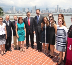 El Príncipe de Asturias junto al personal del Centro Cultural con vistas a la ciudad de Panamá