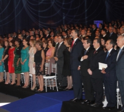 El Príncipe de Asturias durante la interpretación del Himno Nacional Panameño