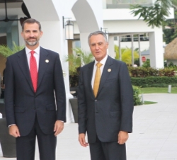Don Felipe pasea por los jardines del complejo hotelero con el Presidente de la República de Portugal, Aníbal Cavaco Silva