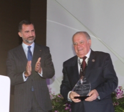 Don Felipe durante el reconocimiento al Secretario General Iberoamericano, Enrique Iglesias