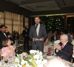 El Príncipe de Asturias durante su brindis en el almuerzo con motivo del V Centenario del Descubrimiento del Océano Pacífico y del VI Congreso Interna