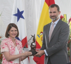 Don Felipe recibe una reproducción del monumento a Vasco Núñez de Balboa de manos de la Presidenta del Comité Organizador del V Centenario del Descubr