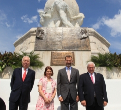Fotografía de grupo ante el monumento a Vasco Núñez de Balboa 