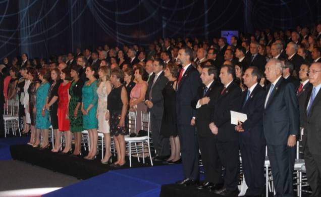 El Príncipe de Asturias durante la interpretación del Himno Nacional Panameño