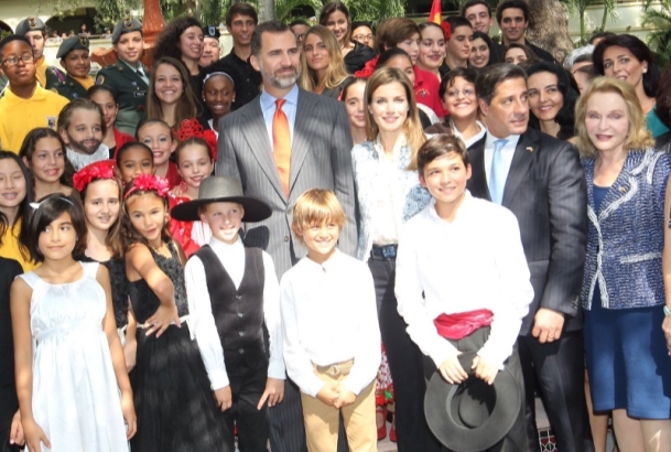 Sus Altezas Reales los Príncipes de Asturias con un grupo de alumnos de la Escuela K8 Coral Way de Miami