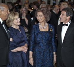 Doña Sofía conversa con Hillary Clinton, Antonio Banderas y Oscar de la Renta