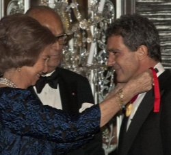 Su Majestad la Reina entrega la Medalla a Antonio Banderas