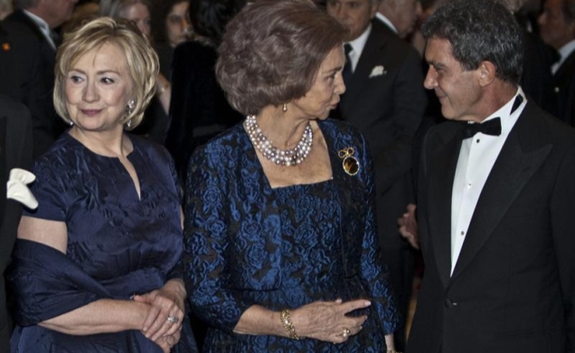 Doña Sofía conversa con Antonio Banderas y Hillary Clinton