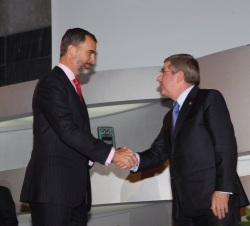 Don Felipe entrega al Presidente del COI, Thomas Bach, el Premio Especial del COE "Juan Antonio Samaranch"