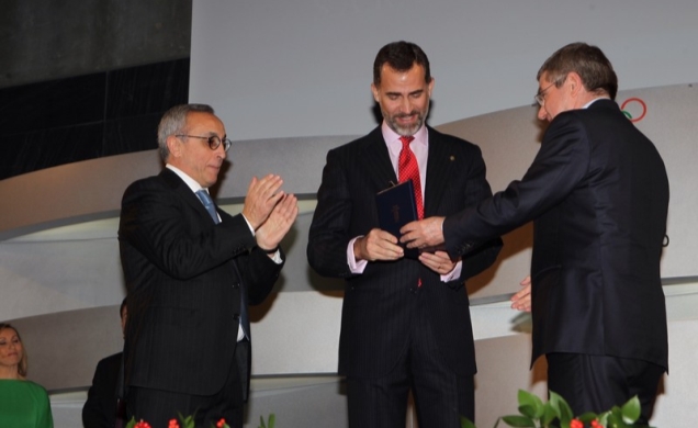 El Príncipe de Asturias recibe de manos del Presidente del COI, Thomas Bach, la Orden Olímpica de Oro, en presencia del presidente del COE, Alejandro 