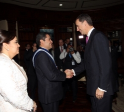 Don Felipe, en la Casa Presidencial, recibe el saludo del nuevo presidente de Honduras, Juan Orlando Hernández y su esposa, Ana García Carías