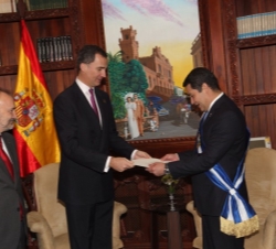 Don Felipe hace entrega de una carta de Su Majestad el Rey al nuevo presidente de Honduras, Juan Orlando Hernández, en el transcurso del encuentro que