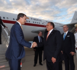 El Príncipe de Asturias recibe el saludo del Presidente de la República de Honduras, Porfirio Lobo, a su llegada a la Base Aérea "Soto Cano"